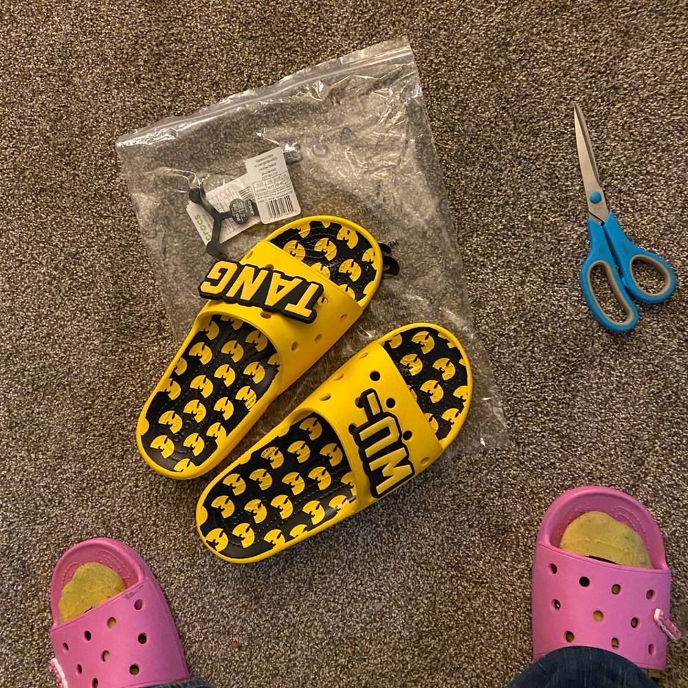 Crocs NWT WU-Tang mens size 11 USA sold out just got out da mailbox Blac&yellow - Picture 12 of 17
